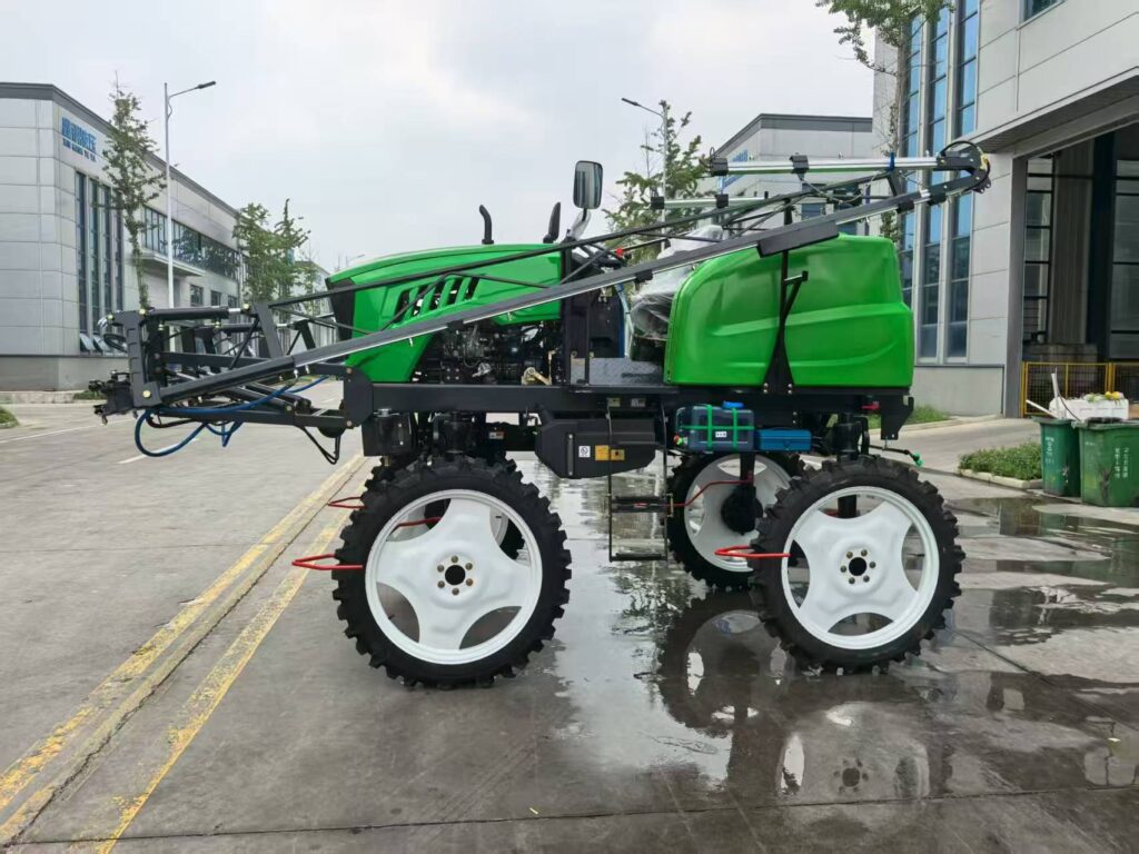 Self-propelled High Productivity Agricultural Farm Sprayer Rice Pump Type 2000 KG Capacity